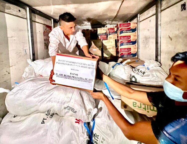 Anggota DPR Ade Rezki Pratama Salurkan Bantuan untuk Korban Gempa Pasbar dan Pasaman 1 -Anggota DPR RI daerah pemilihan (Dapil) Sumbar 2 Ade Rezki Pratama turut membantu meringankan beban korban gempa di Kabupaten Pasaman Barat (Pasbar) dan Pasaman.