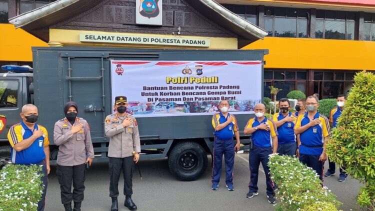 Bantuan dari Polresta Padang untuk korban gempa Pasbar.