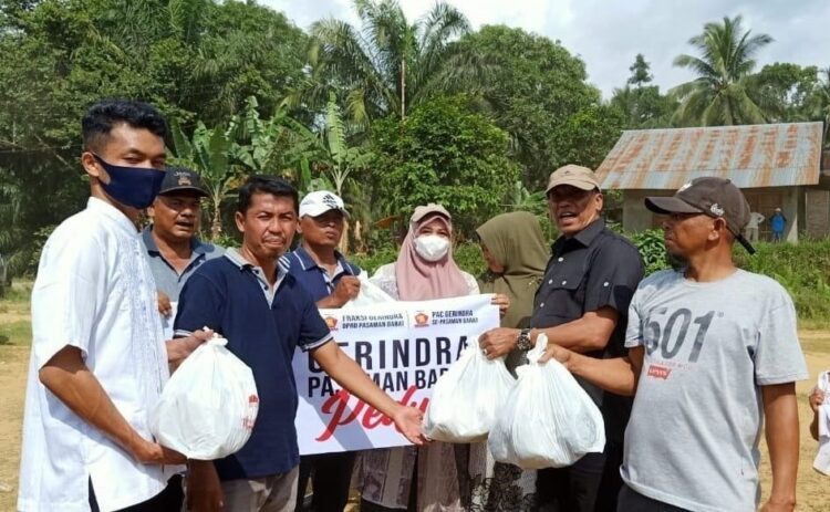 Ketua DPC Gerindra Pasbar Maryanto menyerahkan bantuan nasi bungkus kepada korban gempa di Pasbar.
