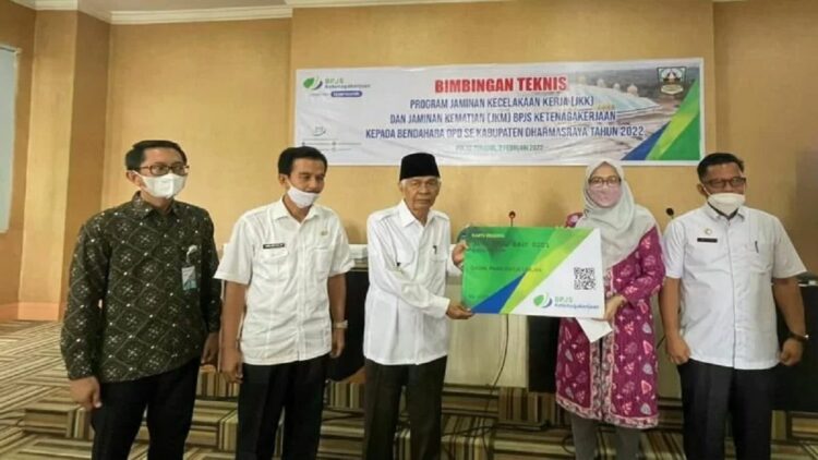 3.647 Pegawai non-ASN di Pemkab Dharmasraya jadi Peserta BPJamsostek 1 Wakil Bupati Dharmasraya Dasril menerima secara simbolis kartu kepesertaan BPJAMSOSTEK bagi pegawai non-ASN yang diserahkan Kepala BPJAMSOSTEK Cabang Solok Ferama Putri. (ANTARA/HO-BPJAMSOSTEK)