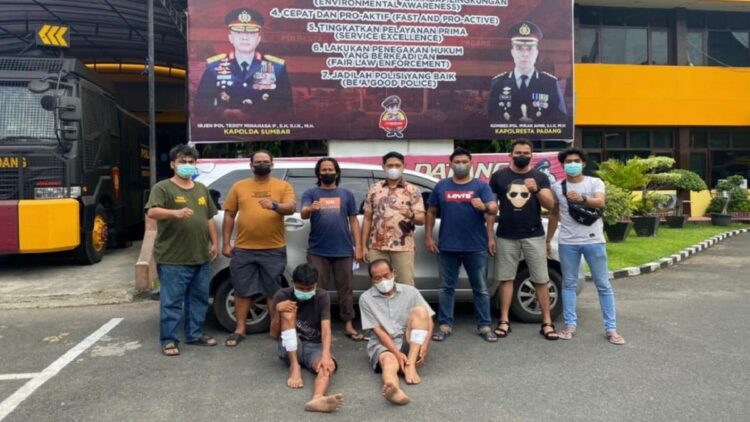 Tiga Perampok dengan Modus Jadi Sopir Travel Akhirnya Diciduk, Ini Peran Mereka 1 Dua perampok modus sopir travel diciduk Tim Klewang. Total, tiga pelaku sudah diamankan.