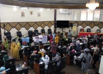 Tolak SE Disdikbud, Ratusan Orangtua Murid Unjuk Rasa ke Ombudsman dan DPRD Padang