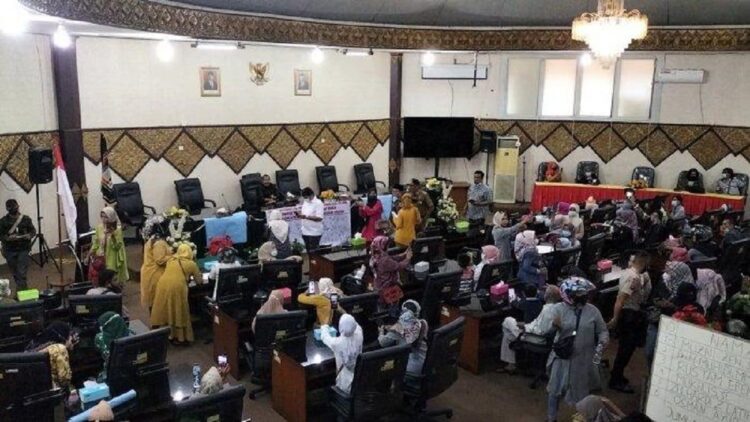 Tolak SE Disdikbud, Ratusan Orangtua Murid Unjuk Rasa ke Ombudsman dan DPRD Padang 1 Demo orangtua siswa ke DPRD Padang.