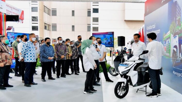Presiden Jokowi didampingi sejumlah menteri pada Peluncuran Kolaborasi Pengembangan Ekosistem Kendaraan Listrik, Selasa (22/2/2022), di SPBU Pertamina MT. Haryono, Jakarta. (Foto: BPMI Setpres/Laily Rachev)