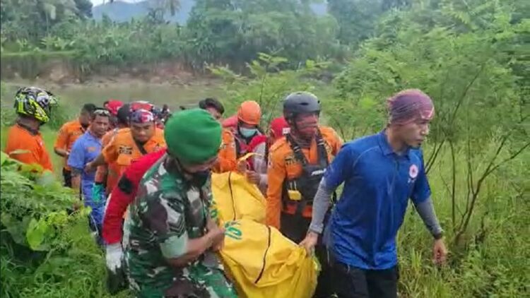 Evakuasi korban hanyut di Padang Pariaman.