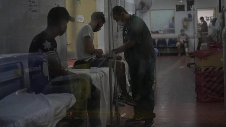 Sejumlah polisi meminta keterangan salah satu korban yang dirawat di rumah sakit akibat kokain oplosan di sebuah rumah sakit yang berada di pinggiran Buenos Aires, Argentina, Rabu (2/2/2022) waktu setempat. (net)