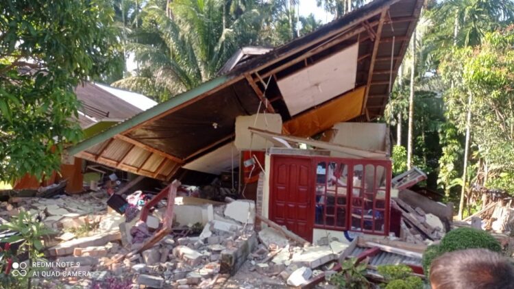 Satu unit rumah terlihat ambruk pasca gempa di Pasaman Barat, Jumat pagi. (ist)