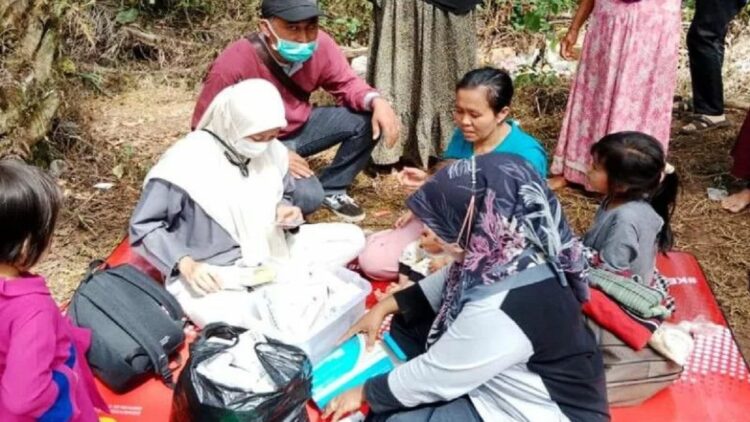 Tim kesehatan saat mengunjungi warga yang mengungsi secara mandiri di Kajai, Kecamatan talamau, Pasaman Barat, Sumatera Barat (Sumbar) pada Minggu. (ANTARA/FathulAbdi)