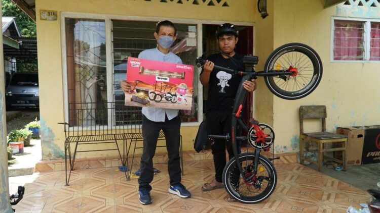 Hadiah Smartfren WOW untuk pelanggan di Lubuk Basuang, Agam.