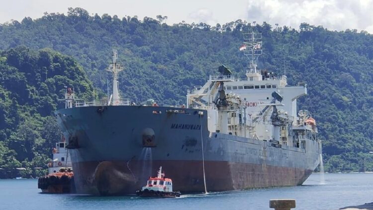 Kapal Mahanuwara memuat semen untuk tujuan Sri Lanka, selesai muat pada 22 Januari 2022.