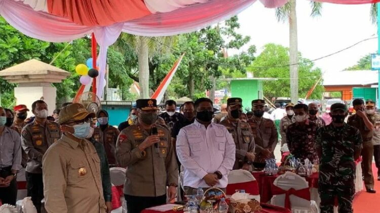 Kapolda Sumbar Irjen Pol Teddy Minahasa Putra saat menjawab pertanyaan Kapolri secara daring di Padang, Kamis. (ANTARA/Mario S Nasution)