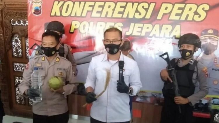 Diimingi Kekayaan, IRT di Jepara tak Berdaya Dicabuli Sang Dukun saat Ritual 1 Kasat Reskrim AKP Muhammad Fachrur Rozi dan Kasubag Humas Polres Jepara AKP Edy Purwanto menunjukkan barang bukti alat perdukunan saat konferensi pers, di Mapolres Jepara, Senin (14/2/2022). ANTARA/Akhmad Nazaruddin Lathif.