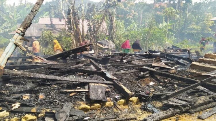 Kebakaran tiga rumah di Palupuah (Antara/HO-Damkar Agam)