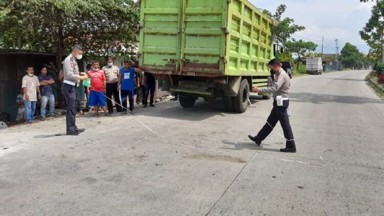 Tabrak Truk Parkir di Pinggir Jalan By Pass Padang, Pensiunan TNI Meninggal Dunia 1 Terlihat Kanit Laka Satlantas Polresta Padang Ipda Risman dan Petugas lainya melakukan olah TKP.