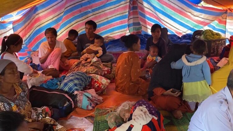 Para korban gempa di Mudiak Simpang, Kajai, Pasbar berkumpul di tenda pengungsian, Sabtu (26/2). Ada yang sakit dan belum ditangani medis.