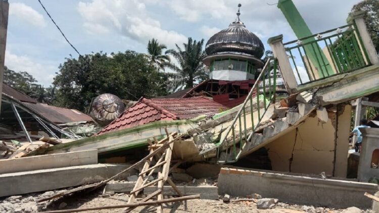 Enam Bulan Berlalu, Korban Gempa Pasbar Minta Bantuan Pemerintah Pusat 1 Masjid yang ambruk akibat gempa Pasbar. (ist)