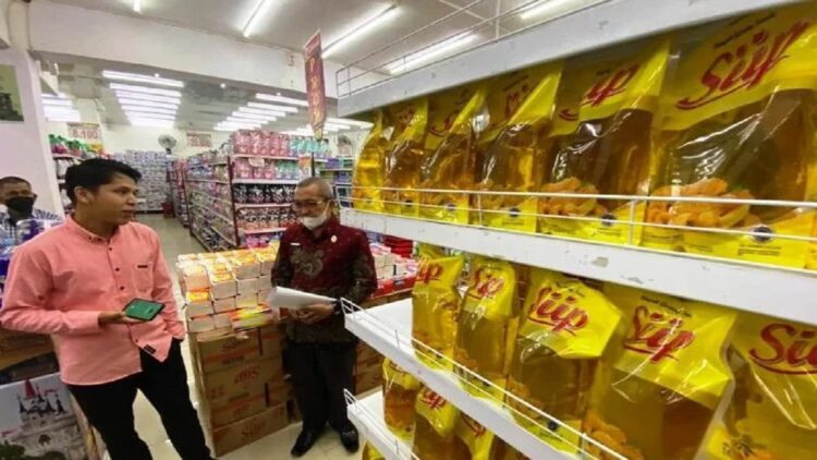 Dinas Koperasi dan UKM Kota Payakumbuh saat memantau harga minyak goreng di salah satu ritel yang ada di daerah tersebut. (ANTARA/Akmal Saputra)