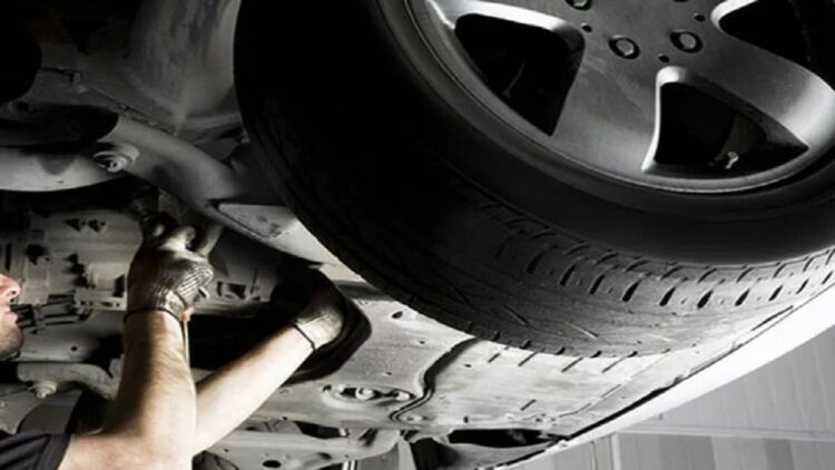 Ilustrasi: Seorang mekanik yang sedang memperbaiki kendaraan (ANTARA)