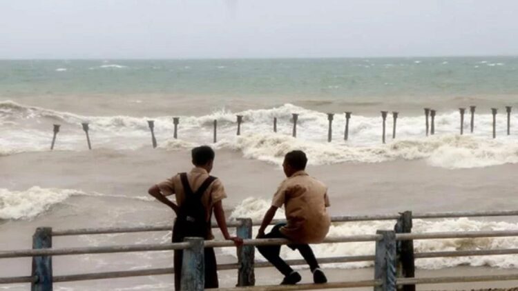 Ilustrasi warga bermain di pingiran pantai Tedis saat cuaca ekstrem melanda Kota Kupang, NTT, Jumat (3/2). ANTARA FOTO/Kornelis Kaha