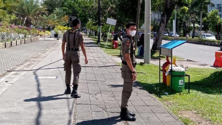 Parkir liar di Jalan Khatib Sulaiman ditertibkan Satpol PP Padang.