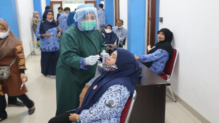 Pegawai Diskominfotik Sumbar lakukan tes swab.