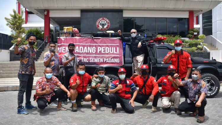 Semen Padang Langsung Kirim TRC ke Pasaman Barat Tiga Jam Setelah Gempa 1 Pelepasan Tim Reaksi Cepat (TRC) PT Semen Padang ke lokasi gempa Pasaman Barat untuk mendata kebutuhan kerusakan dan kebutuhan masyarakat terdampak gempa. Pelepasan itu dilakukan oleh Kepala Departemen Komunikasi & Hukum Perusahaan PT Semen Padang Oktoweri dan Kepala Unit CSR, Rinold Thamrin, Jumat (25/2/2022).