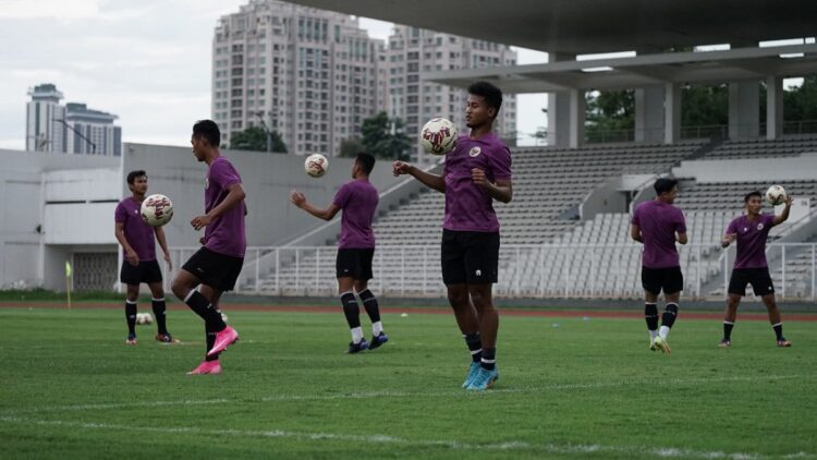 Tim U-23 Indonesia Gunakan Pesawat Carter Menuju Kamboja 1 Pemain Timnas U-23 latihan.