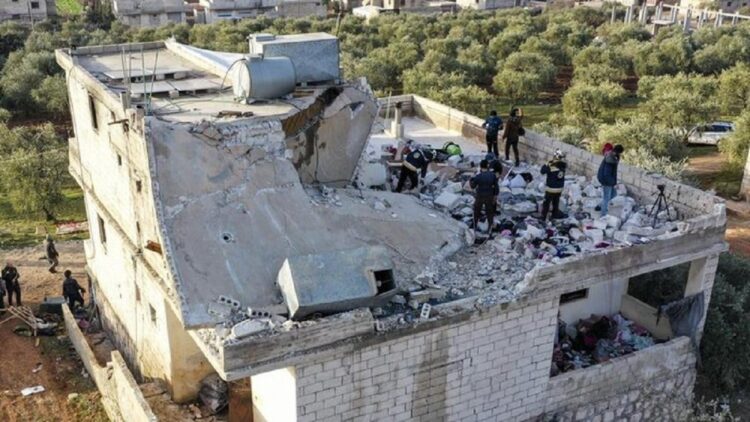 Diburu Militer AS, Pemimpin ISIS Tewas Ledakkan Diri 1 Pemimpin ISIS, Abu Ibrahim al-Hashemi al-Quraishi, diyakini tewas meledakkan diri di lantai tiga sebuah gedung di Atmeh, Suriah, saat digerebek pasukan AS (AP Photo/Ghaith Alsayed)