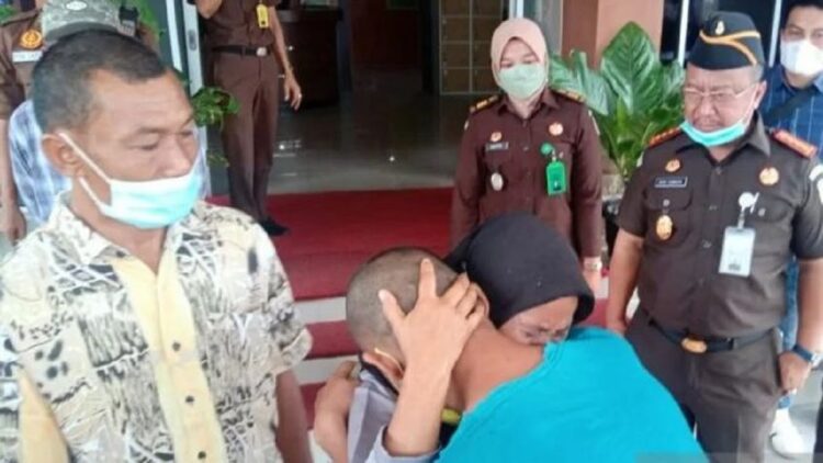 Pencuri hp dibebaskan Kejari Padang lewat restorative justice.