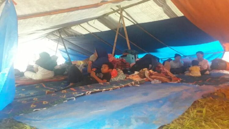 Korban Gempa di Translok Timbo Abu Talamau Pasbar Butuh Tenda dan Selimut 1 Pengungsi di Translok Timbo Abu Kecamatan Talamau Kabupaten Pasaman Barat, Sumatera Barat hingga saat ini masih menggunakan tenda seadanya dan jika hujan air masuk kedalam tenda. (Antara/Altas Maulana)