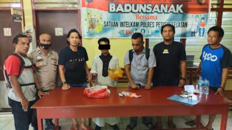 Penjual obat penipu di Pessel.