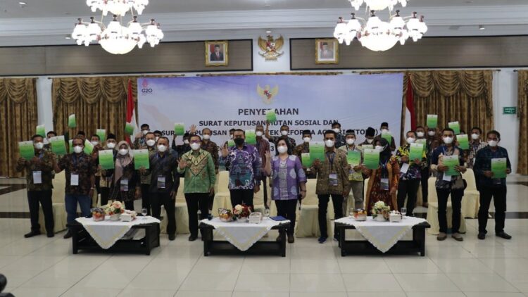 Penyerahan sertifikat hutan sosial oleh Presiden.