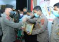 Kapolda Sumbar Beri Penghargaan kepada Personil Bidhumas dan Tiga Polres 7 Kapolda Sumbar Beri Penghargaan kepada Personil Bidhumas dan Tiga Polres