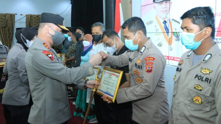 Personel Humas Polda Sumbar dapat penghargaan saat HPN 2022.