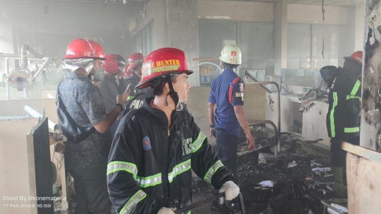 Petugas Damkar Kota Padang memadamkan api saat kebakaran di Universitas Baiturahmah.