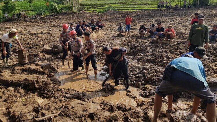 Polisi bantu pencarian korban longsor di Pasaman.