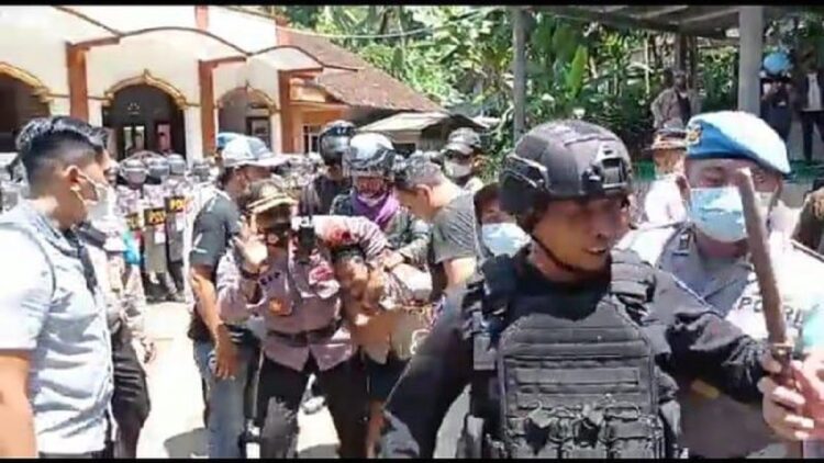 Polisi tangkap warga Desa Wadas. (Detikcom/Rinto Heksantoro)