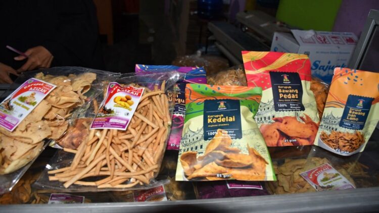 Kerupuk Azizah Mitra UMKM PT Semen Padang Ternyata Sudah Dikenal di Sumatera 1 Produk olahan rumah milik Yeni Fitria.
