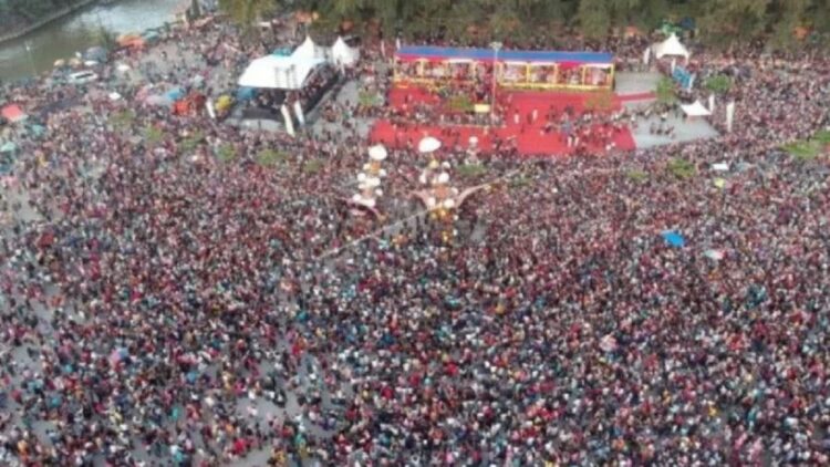 Dua Tabuik bersiap dibuang ke laut saat puncak Pesona Hoyak Tabuik Piaman, di Pantai Pariaman, Sumatera Barat, Minggu (15/9/2019). (ANTARA FOTO/Iggoy el Fitra)