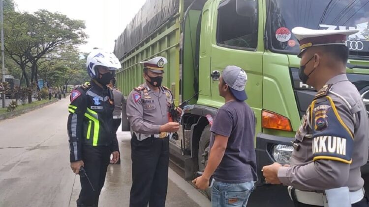 Razia Odol di Indarung, Polisi Amankan Dua Sopir Karena Pakai Narkoba 1 Razia odol Ditlantas Polda Sumbar di Indarung, Kota Padang.