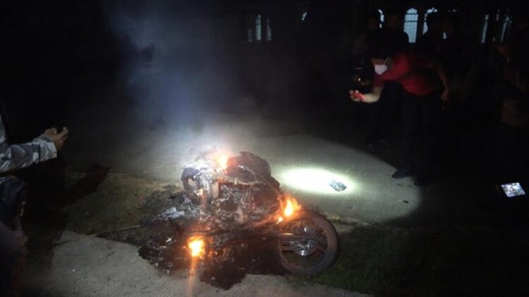 Motor dibakar saat terjadi tawuran mahasiswa di Universitas Negeri Makassar. (net)