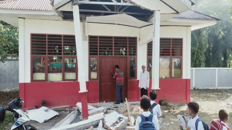Salah satu bangunan SD yanag rusak akibat gempa di Pasbar.