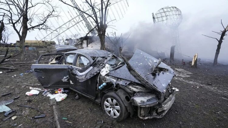 Satu unit mobil rusak berat setelah terkena bom oleh Rusia di Mariupol, Ukraine. (AFP/Mashable)