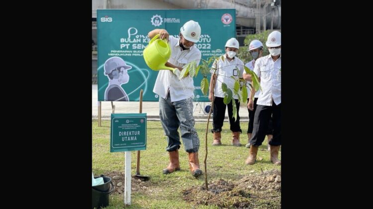 Plt. Direktur Utama  PT Semen Padang Asri Mukhtar,  menyiram pohon yang baru ditanam pada acara penghijauan di area Pabrik Indarung VI,  Senin (14/2/2022).  Pada 2022 ini, PT Semen Padang merencanakan menanam sebanyak 1000 batang pohon  di sekitar pabrik .