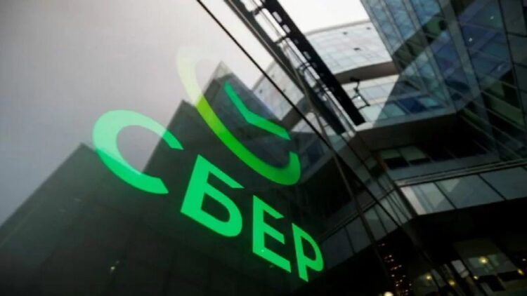 Foto Dokumen: Logo pemberi pinjaman terbesar Rusia Sberbank di salah satu kantornya di Moskow, Rusia, 24 Desember 2020. ANTARA/REUTERS/Maxim Shemetov