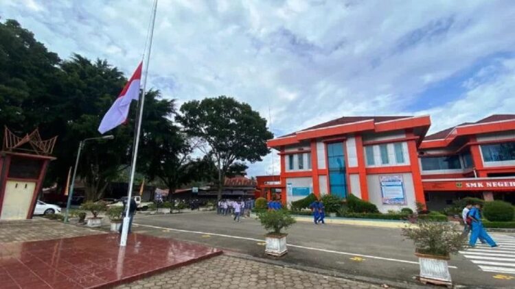 SMK Negeri 2 Payakumbuh mengibarkan bendera setengah tiang pascameninggalnya seorang siswanya HF (18) pada Selasa (1/2). (ANTARA/Akmal Saputra)