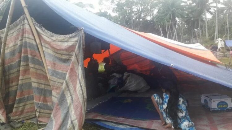 Korban Gempa di Translok Timbo Abu Talamau Pasbar Kesulitan Air Bersih, Listrik juga Mati 1 Warga di pengungsian translok Jorong Timbo Abu Kecamatan Talamau Kabupaten Pasaman Barat, Sumatera Barat butuh arus listrik dan air bersih yang mati hingga saat ini, Minggu (27/2). (Antara/Altas Maulana)