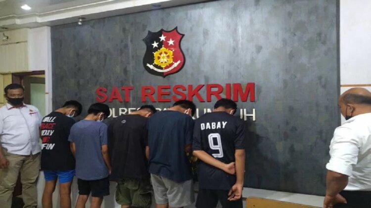 Lima Siswa SMKN 2 Payakumbuh jadi Tersangka Pengeroyokan, Ini Motif Pelaku! 1 Lima orang tersangka AM (18) JA (17), BH (17), MA (16), dan RM (16) yang diduga melakukan pengeroyokan kepada HF (18) yang dinyatakan meninggal pada Selasa (1/2). (Antara/Akmal Saputra)