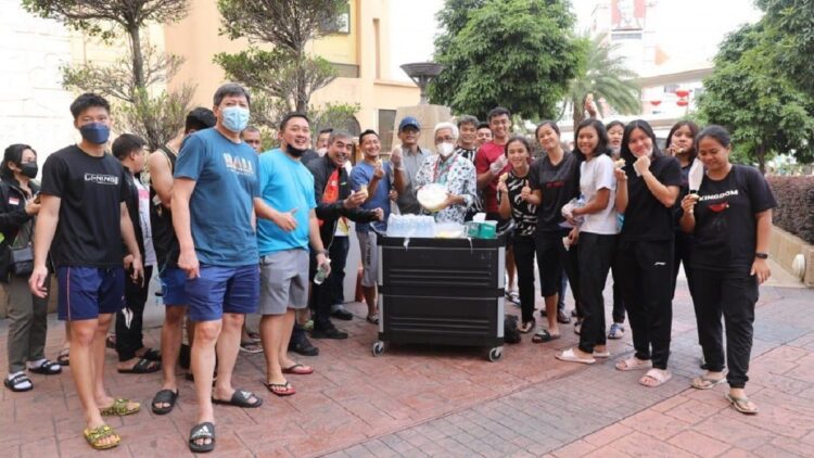 Tim Badminton Indonesia ditraktir makan Nasi Padang di Malaysia.