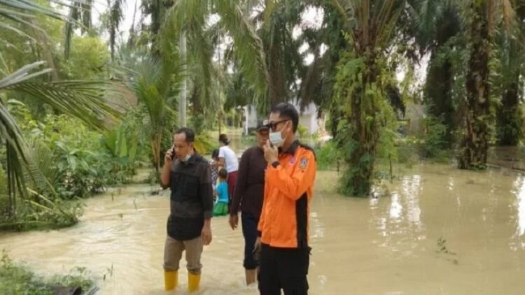 Kepala BPBD Tebing Tinggi Tora Daeng Masaro saat meninjau banjir di Kelurahan Persiakan Tebing Tinggi. (ANTARA/Dany Ellison)
